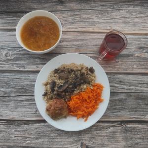 Zdjęcie przedstawia Dietę podstawową: Kapuśniak z kapusty kiszonej Kasza jęczmienna/sypko Zrazik drobiowy z udźca pieczony mielony Sos pieczarkowy Surówka z marchwi z olejem Kompot owocowy z jabłkami